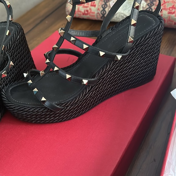 AuthenticValentino Garavani ROCKSTUD ANKLE STRAP WEDGE SANDAL - Picture 3 of 6